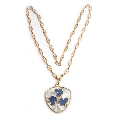 CARTIER 1970 Pendant and chain Gold, mother of pearl, lapis l